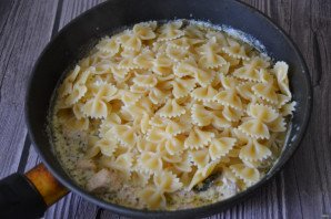 Фарфалле с лососем в сливочном соусе