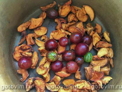 Компот из сушеных яблок и свежих ягод Компот из сушеных яблок и свежих ягод