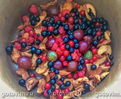 Компот из сушеных яблок и свежих ягод Компот из сушеных яблок и свежих ягод