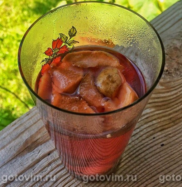 Компот из сушеных яблок и свежих ягод Компот из сушеных яблок и свежих ягод