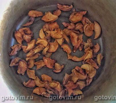 Компот из сушеных яблок и свежих ягод Компот из сушеных яблок и свежих ягод