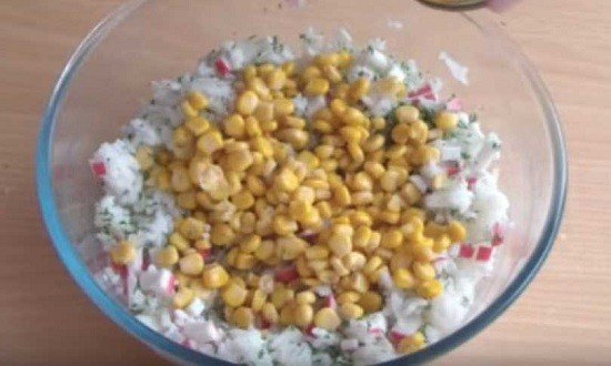 Салаты с крабовыми палочками и рисом — приготовление по классическим рецептам