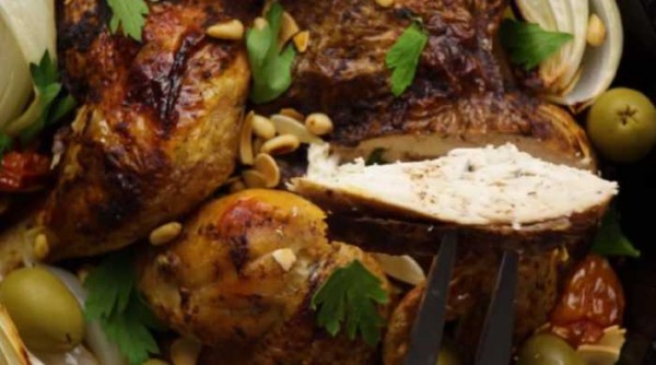 Сочная курица целиком в духовке с хрустящей корочкой Сочная курица целиком в духовке с хрустящей корочкой