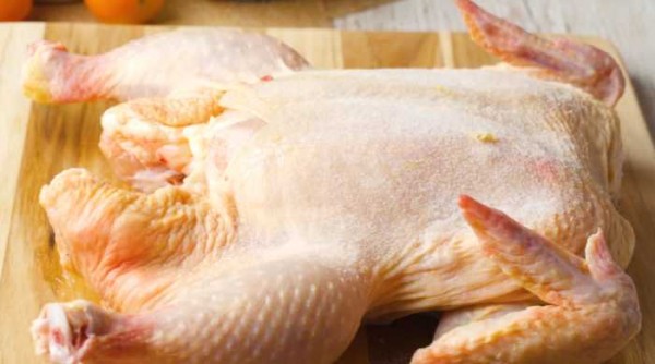 Сочная курица целиком в духовке с хрустящей корочкой Сочная курица целиком в духовке с хрустящей корочкой