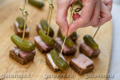 Канапе с салом и маринованным огурцом