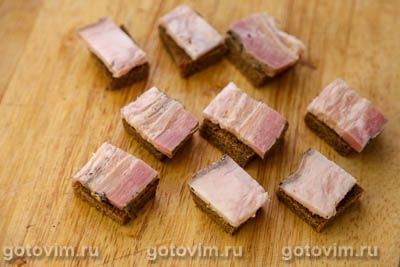 Канапе с салом и маринованным огурцом