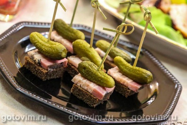 Канапе с салом и маринованным огурцом