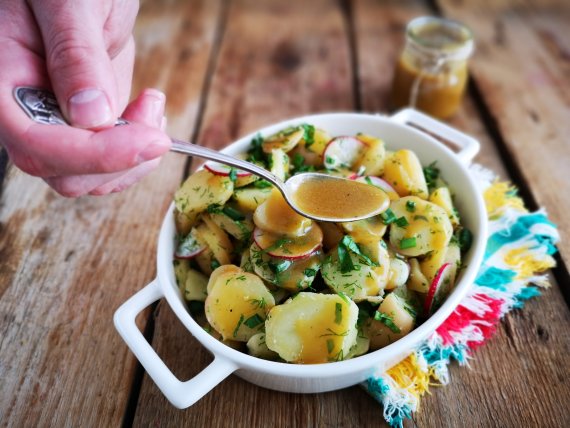 Картофельный салат с редисом и черемшой Картофельный салат с редисом и черемшой