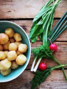 Картофельный салат с редисом и черемшой Картофельный салат с редисом и черемшой