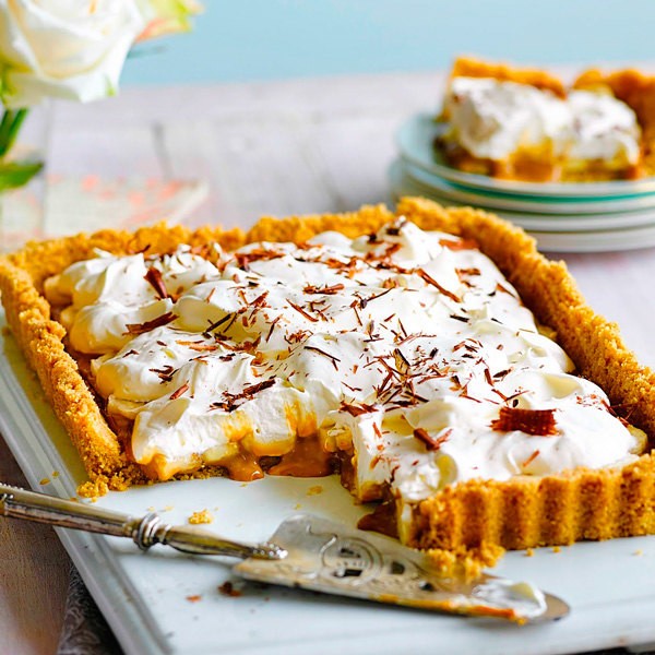 Простой пирог без выпечки со сгущенкой, бананами и песочным печеньем – баноффи Простой пирог без выпечки со сгущенкой, бананами и песочным печеньем – баноффи