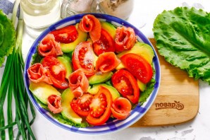 Салат из авокадо и красной рыбы