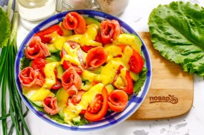 Салат из авокадо и красной рыбы