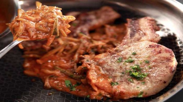 Стейк из свинины на сковороде, рецепт приготовления на кости в домашних условиях  Стейк из свинины на сковороде, рецепт приготовления на кости в домашних условиях