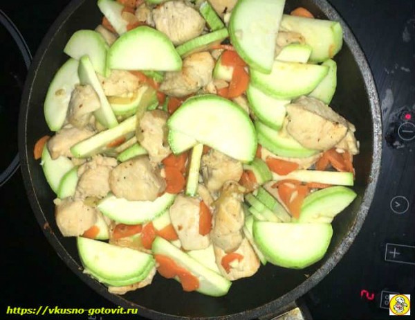 Тушёная курица с овощами на сковороде без масла, рецепт с томатной пастой Тушёная курица с овощами на сковороде без масла, рецепт с томатной пастой