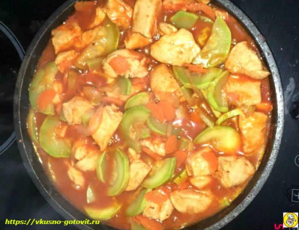 Тушёная курица с овощами на сковороде без масла, рецепт с томатной пастой Тушёная курица с овощами на сковороде без масла, рецепт с томатной пастой