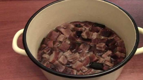 Квас из чёрного хлеба в домашних условиях с дрожжами Квас из чёрного хлеба в домашних условиях с дрожжами