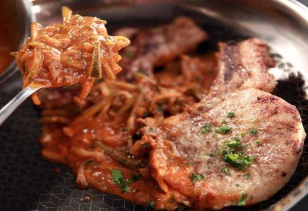 Стейк из свинины на сковороде, рецепт приготовления на кости в домашних условиях  Стейк из свинины на сковороде, рецепт приготовления на кости в домашних условиях