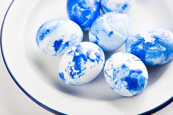 7 лучших способов красить яйца на Пасху        