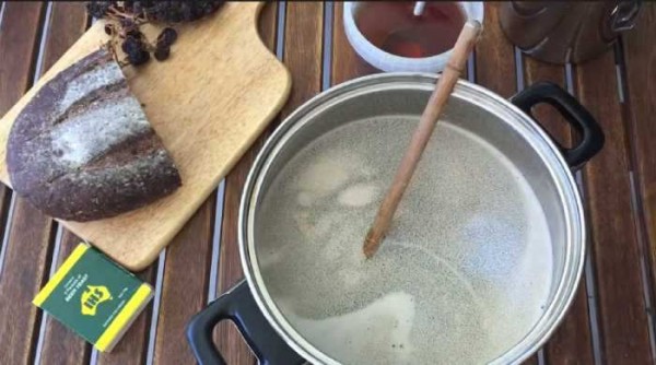 Квас из чёрного хлеба в домашних условиях с дрожжами Квас из чёрного хлеба в домашних условиях с дрожжами