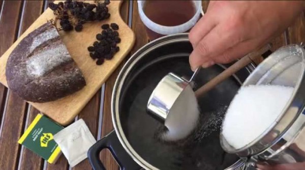 Квас из чёрного хлеба в домашних условиях с дрожжами Квас из чёрного хлеба в домашних условиях с дрожжами