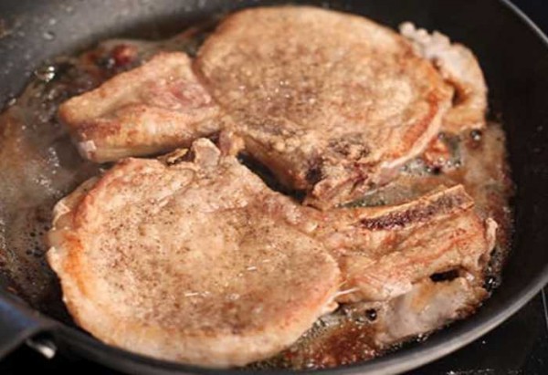 Стейк из свинины на сковороде, рецепт приготовления на кости в домашних условиях  Стейк из свинины на сковороде, рецепт приготовления на кости в домашних условиях