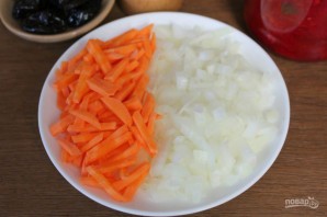 Борщ с фасолью и черносливом