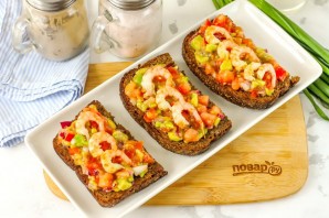 Брускетта с гуакамоле и креветками