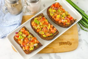 Брускетта с гуакамоле и креветками