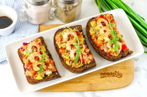 Брускетта с гуакамоле и креветками