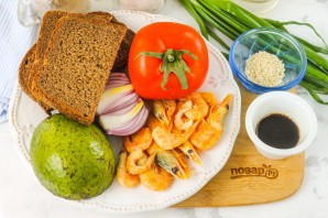 Брускетта с гуакамоле и креветками