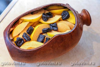 Говядина с черносливом и айвой, запеченная в глиняном горшке Говядина с черносливом и айвой, запеченная в глиняном горшке