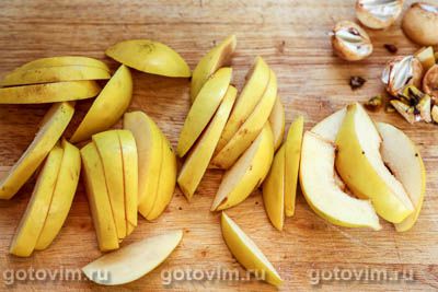 Говядина с черносливом и айвой, запеченная в глиняном горшке Говядина с черносливом и айвой, запеченная в глиняном горшке