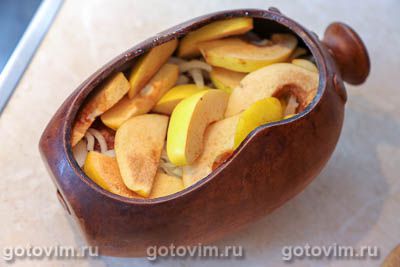 Говядина с черносливом и айвой, запеченная в глиняном горшке Говядина с черносливом и айвой, запеченная в глиняном горшке