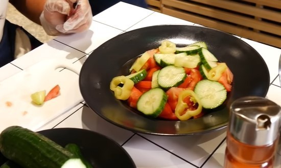 Греческий салат с пекинской капустой, сыром фетой и оливками — 10 домашних рецептов Греческий салат с пекинской капустой, сыром фетой и оливками — 10 домашних рецептов