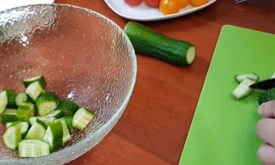 Греческий салат с пекинской капустой, сыром фетой и оливками — 10 домашних рецептов Греческий салат с пекинской капустой, сыром фетой и оливками — 10 домашних рецептов