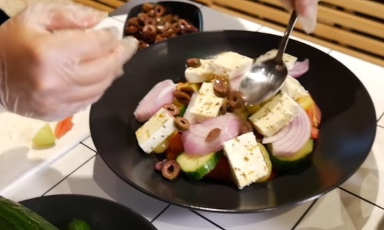 Греческий салат с пекинской капустой, сыром фетой и оливками — 10 домашних рецептов Греческий салат с пекинской капустой, сыром фетой и оливками — 10 домашних рецептов
