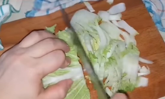 Греческий салат с пекинской капустой, сыром фетой и оливками — 10 домашних рецептов Греческий салат с пекинской капустой, сыром фетой и оливками — 10 домашних рецептов