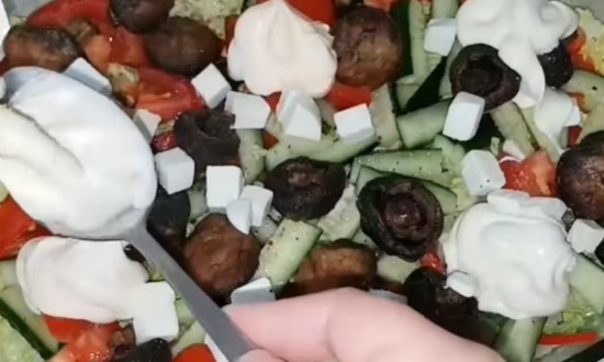 Греческий салат с пекинской капустой, сыром фетой и оливками — 10 домашних рецептов Греческий салат с пекинской капустой, сыром фетой и оливками — 10 домашних рецептов