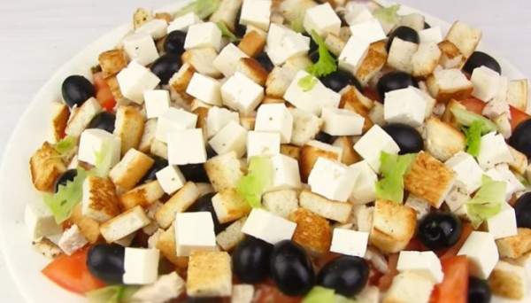 Греческий салат с пекинской капустой, сыром фетой и оливками — 10 домашних рецептов Греческий салат с пекинской капустой, сыром фетой и оливками — 10 домашних рецептов