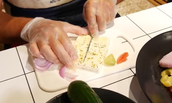 Греческий салат с пекинской капустой, сыром фетой и оливками — 10 домашних рецептов Греческий салат с пекинской капустой, сыром фетой и оливками — 10 домашних рецептов