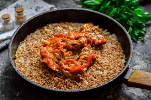 Гречка с килькой в томатном соусе