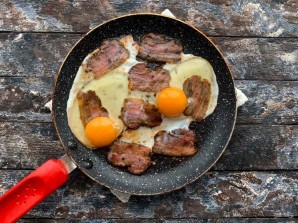 Яичница с грудинкой Яичница с грудинкой