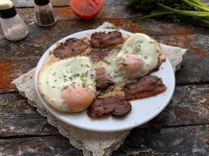 Яичница с грудинкой Яичница с грудинкой