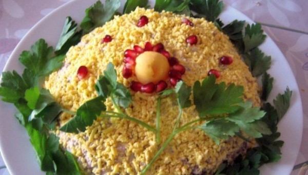 Классический салат «Мимоза» — рецепты с рисом, консервированной рыбой и яйцом Классический салат «Мимоза» — рецепты с рисом, консервированной рыбой и яйцом