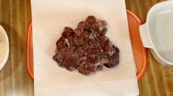 Куриная печень в духовке в сметанном соусе без обжарки Куриная печень в духовке в сметанном соусе без обжарки