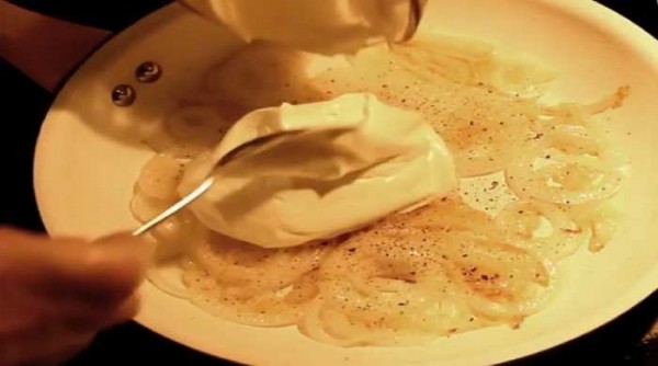 Куриная печень в духовке в сметанном соусе без обжарки Куриная печень в духовке в сметанном соусе без обжарки