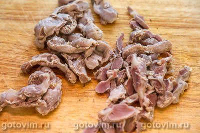 Куриные желудки с карамелизированым луком