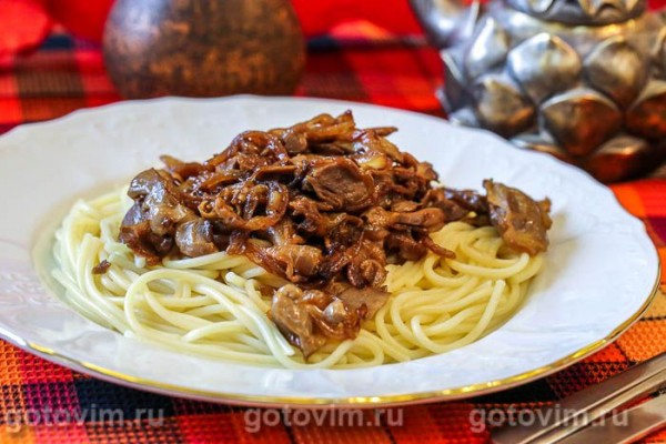 Куриные желудки с карамелизированым луком