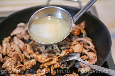 Куриные желудки с карамелизированым луком