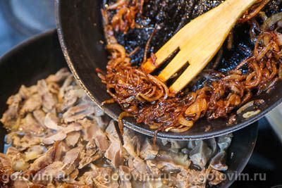 Куриные желудки с карамелизированым луком